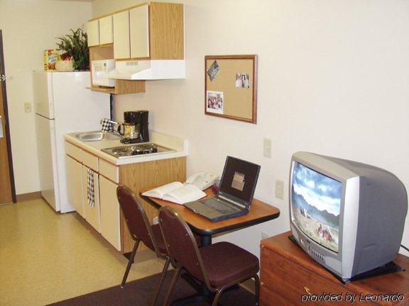 Woodspring Suites Champaign Near University Стая снимка