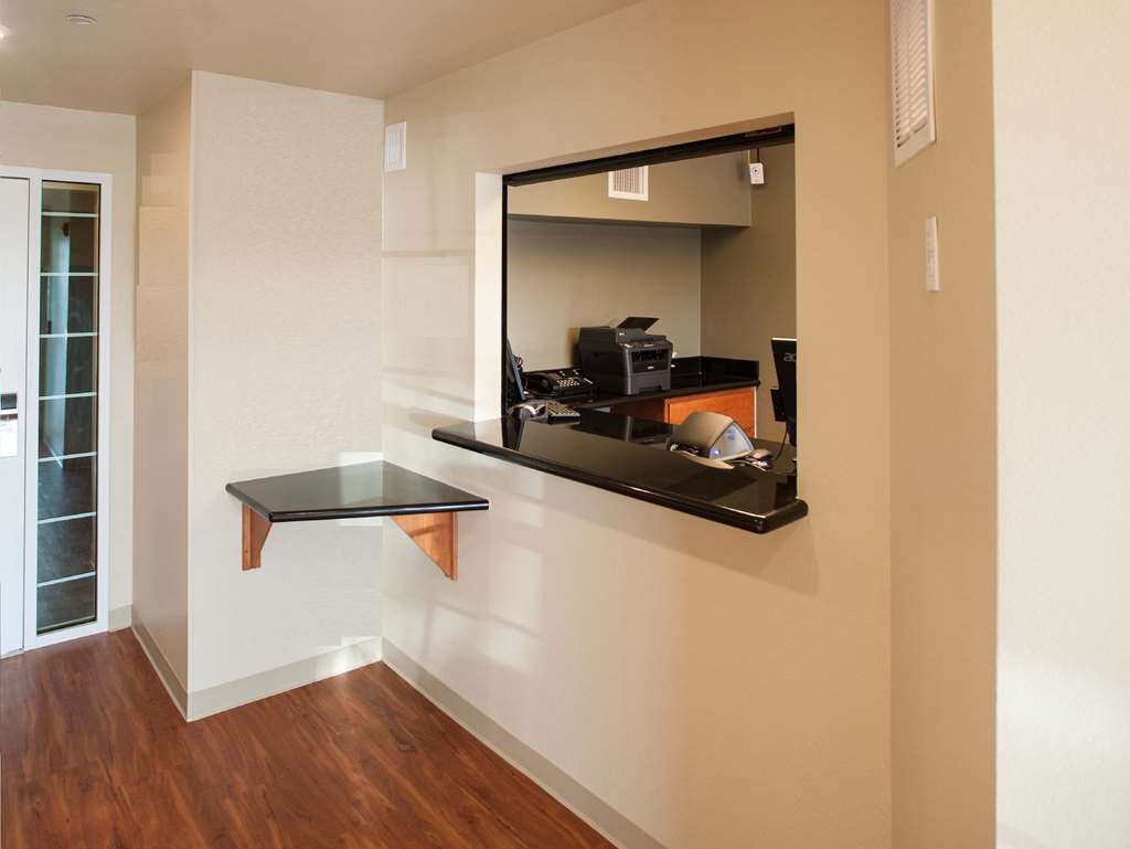Woodspring Suites Champaign Near University Интериор снимка