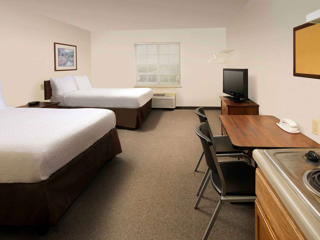 Woodspring Suites Champaign Near University Стая снимка